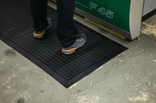 Arbeitsplatzbodenbelag Fertigmatte L710xB780xS13mm schwarz Naturkautschuk || VE = 1 ST